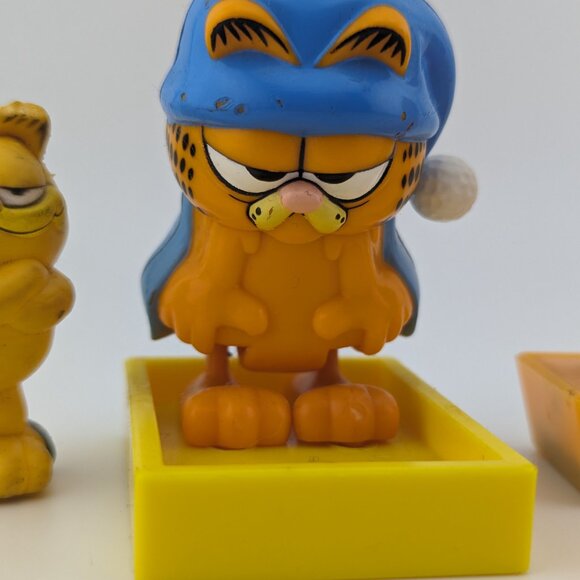 Bundle of 5 Vintage Garfield Collectibles: Toys, Stamps, and Pencil Topper - Picture 4 of 9
